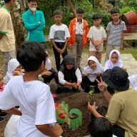 Students of SD Kalicacing 02 Salatiga Visit KPTT Salatiga En Masse: Field Trip and Overplanting!